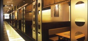 「お好み焼き 徳川総本店」のテーブル席画像